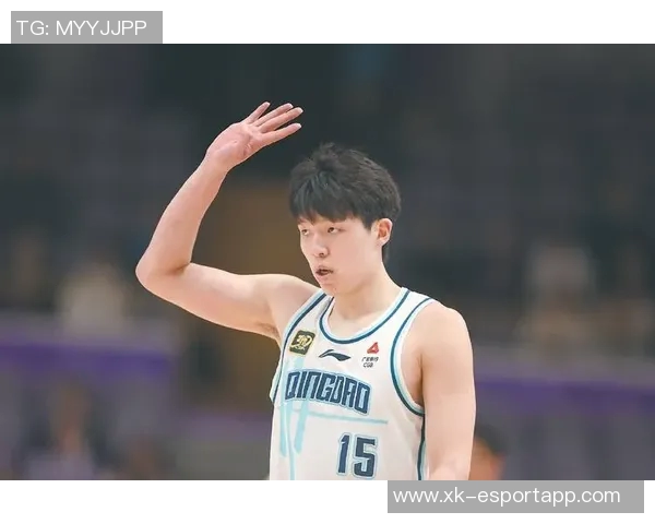 开拓者众将亮相秀场杨瀚森背粉色书包格兰特传统服饰引关注