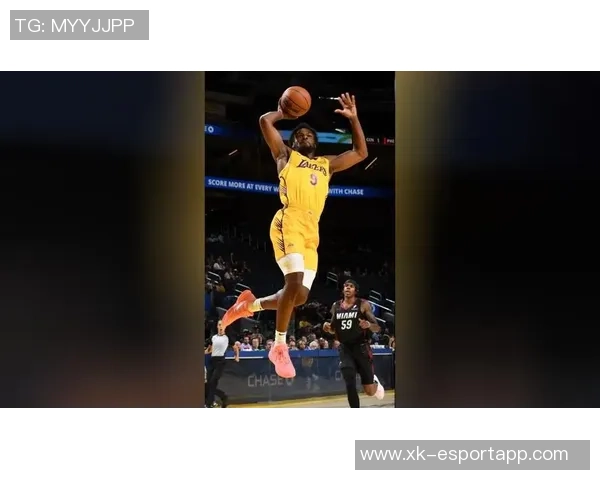 布朗尼单臂补扣震撼全场克内克特称赞他是兄弟太燃了